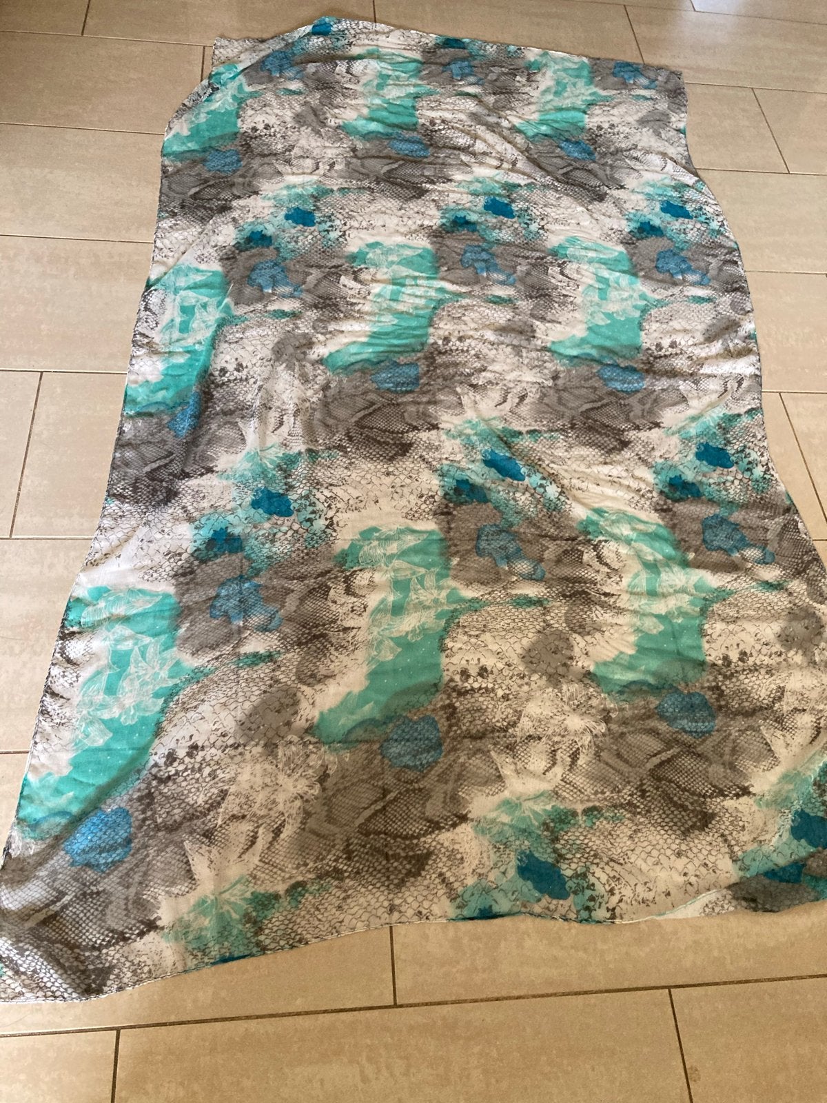 Prachtige sjaal in zeer goede staat - 180x100 cm, Ophalen of Verzenden, Zo goed als nieuw, Sjaal
