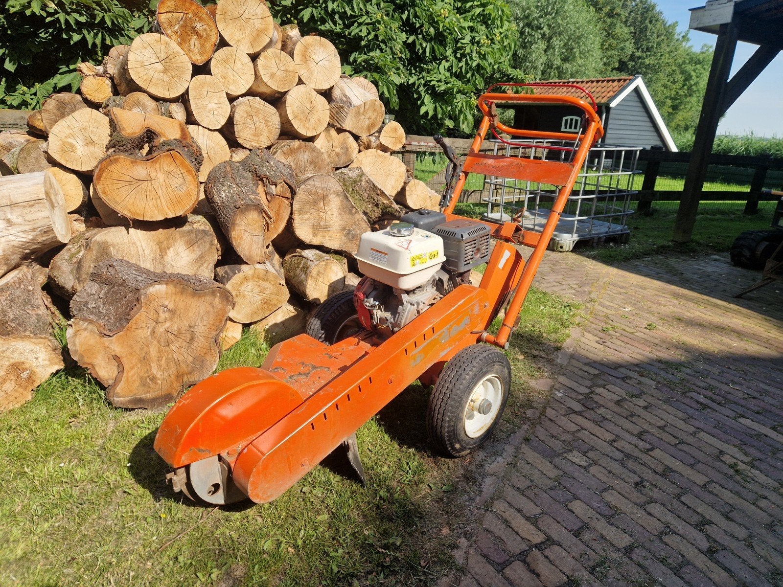 Stobbenfrees stronkenfrees te huur al vanaf €55,- per dag, Ophalen, Gebruikt, Benzine