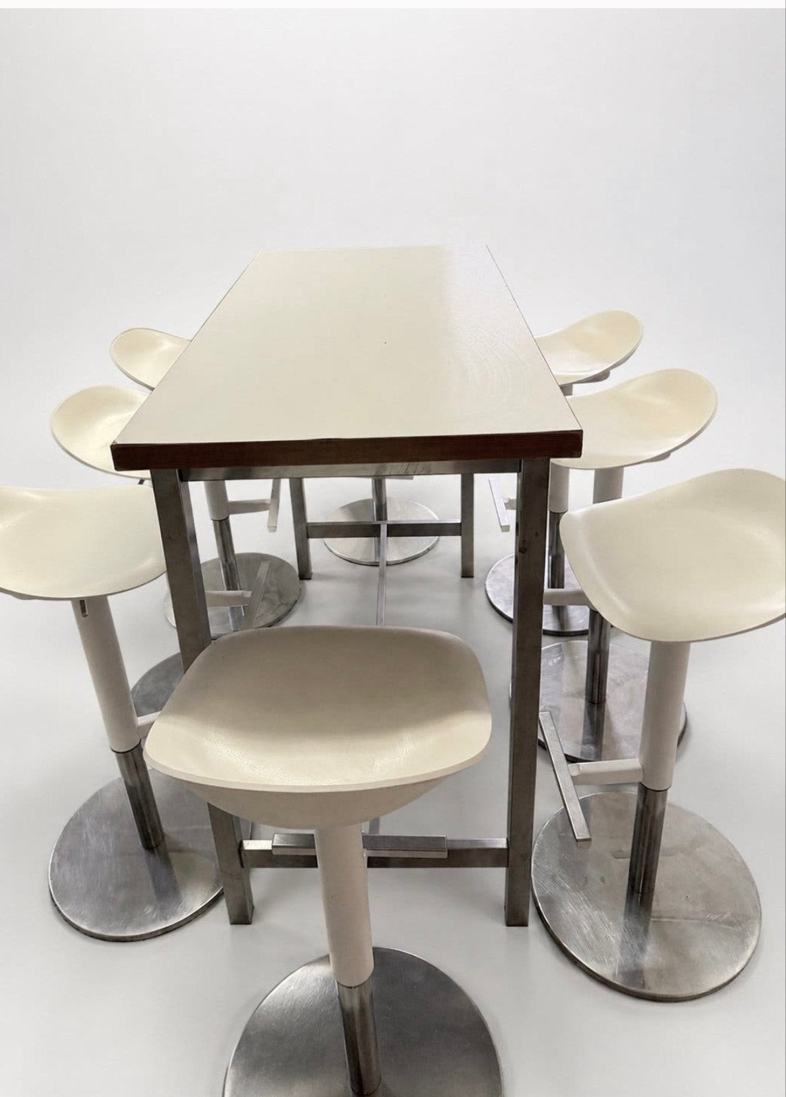 Set van 8 barkrukken met bartafel, Kunststof, In hoogte verstelbaar, Ophalen of Verzenden, 90 cm of meer
