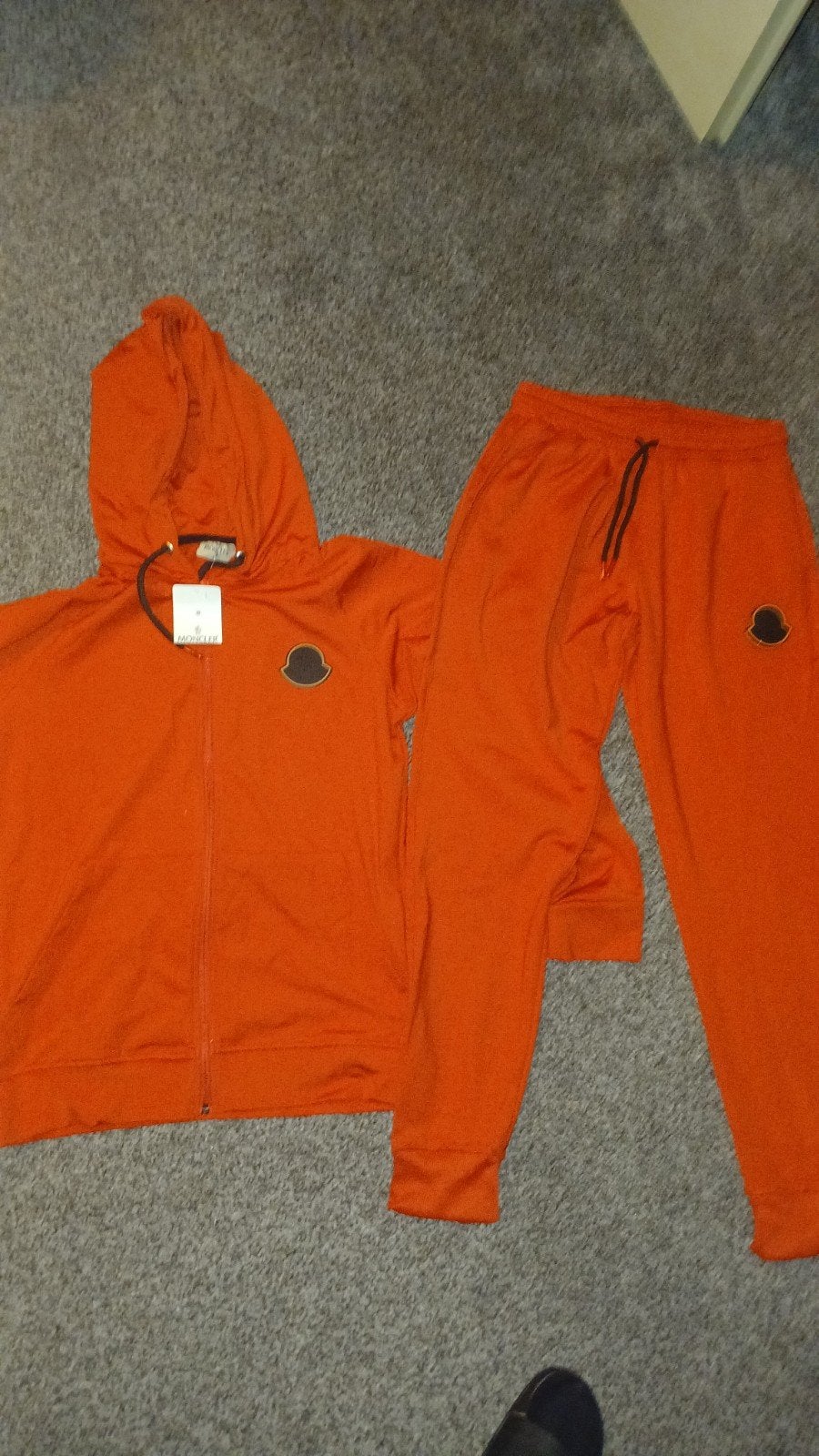 Nieuw rood Moncler trainingspak met labels, maat M, Moncler, Fitness, Maat 48/50 (M), Nieuw