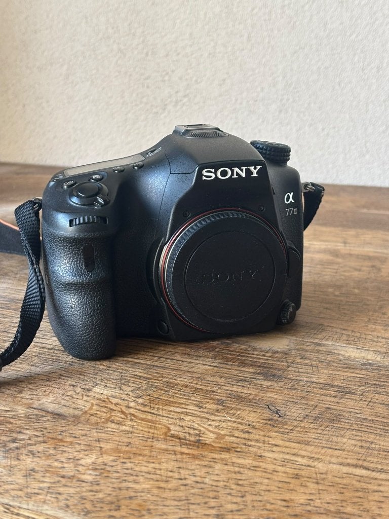 Sony A77 II body — slechts 4.816 clicks! + 2 accu's, lader, Accu, Ophalen of Verzenden, Zo goed als nieuw, 24 megapixels