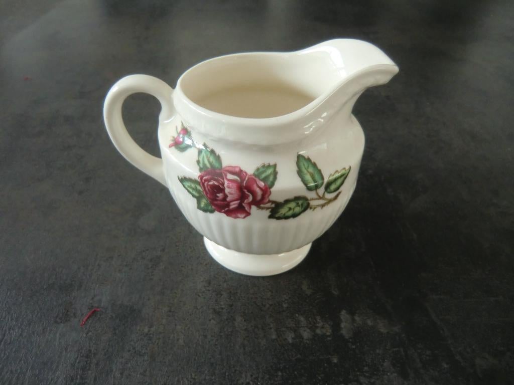 Wedgewood: melkkannetje Moss Rose, Ophalen of Verzenden