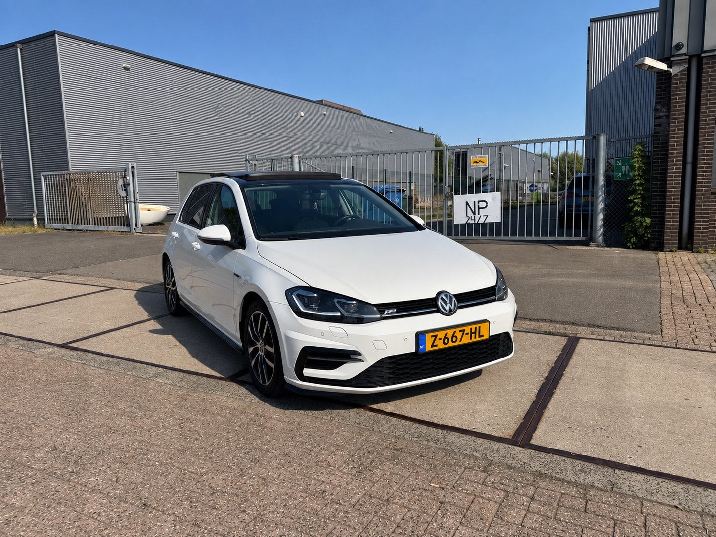 Volkswagen Golf 1.5 TSI DSG R-Line/ Pano/CarPlay/LED/Keyless, 1498 cc, 4 cilinders, 150 pk, Alcantara