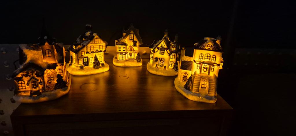 5 kersthuisjes aan elkaar met verlichting, Ophalen of Verzenden, Zo goed als nieuw