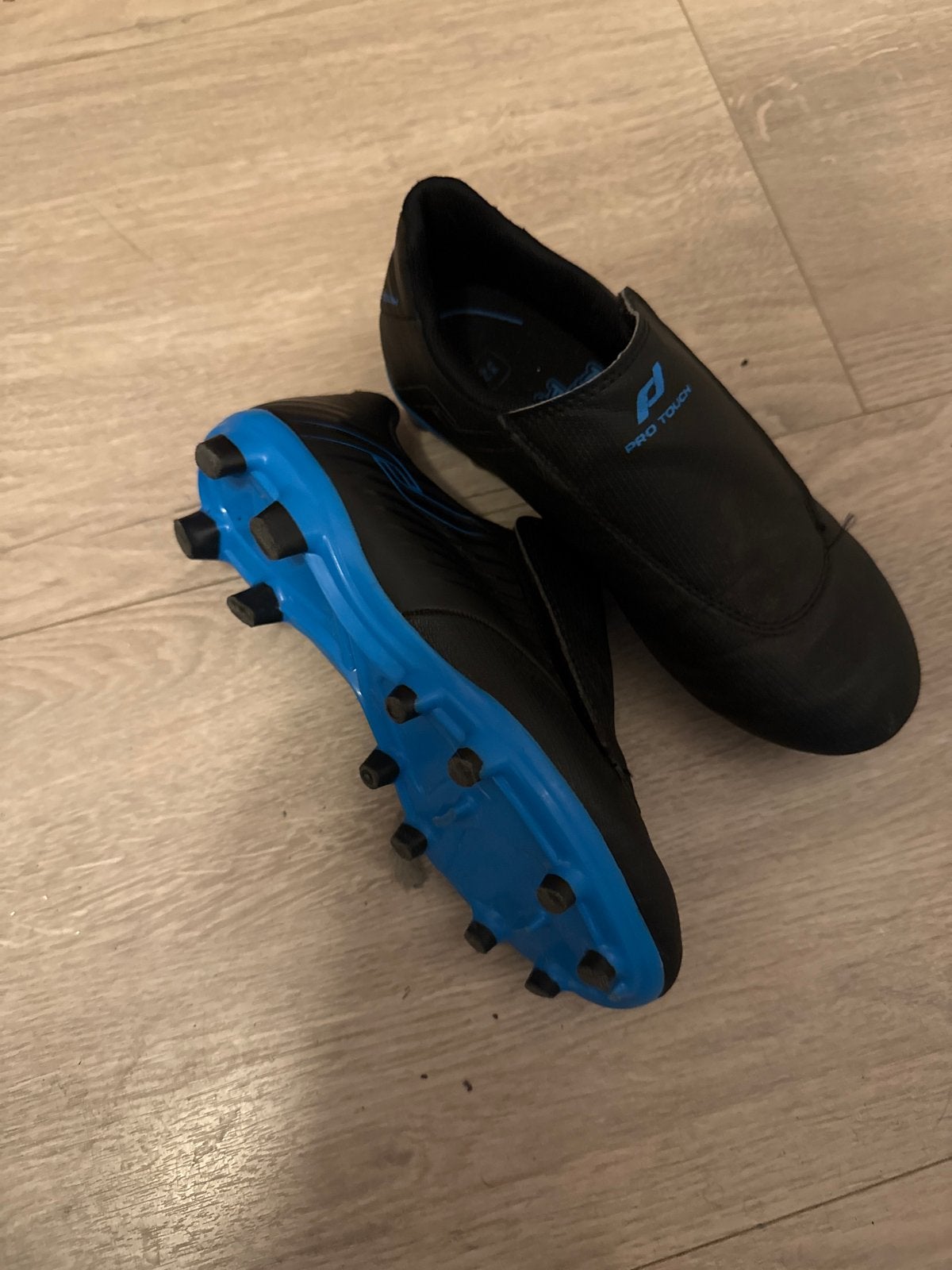 Gratis Pro Touch Voetbalschoenen - Zwart/Blauw, Maat XS of kleiner, Ophalen, Gebruikt, Schoenen