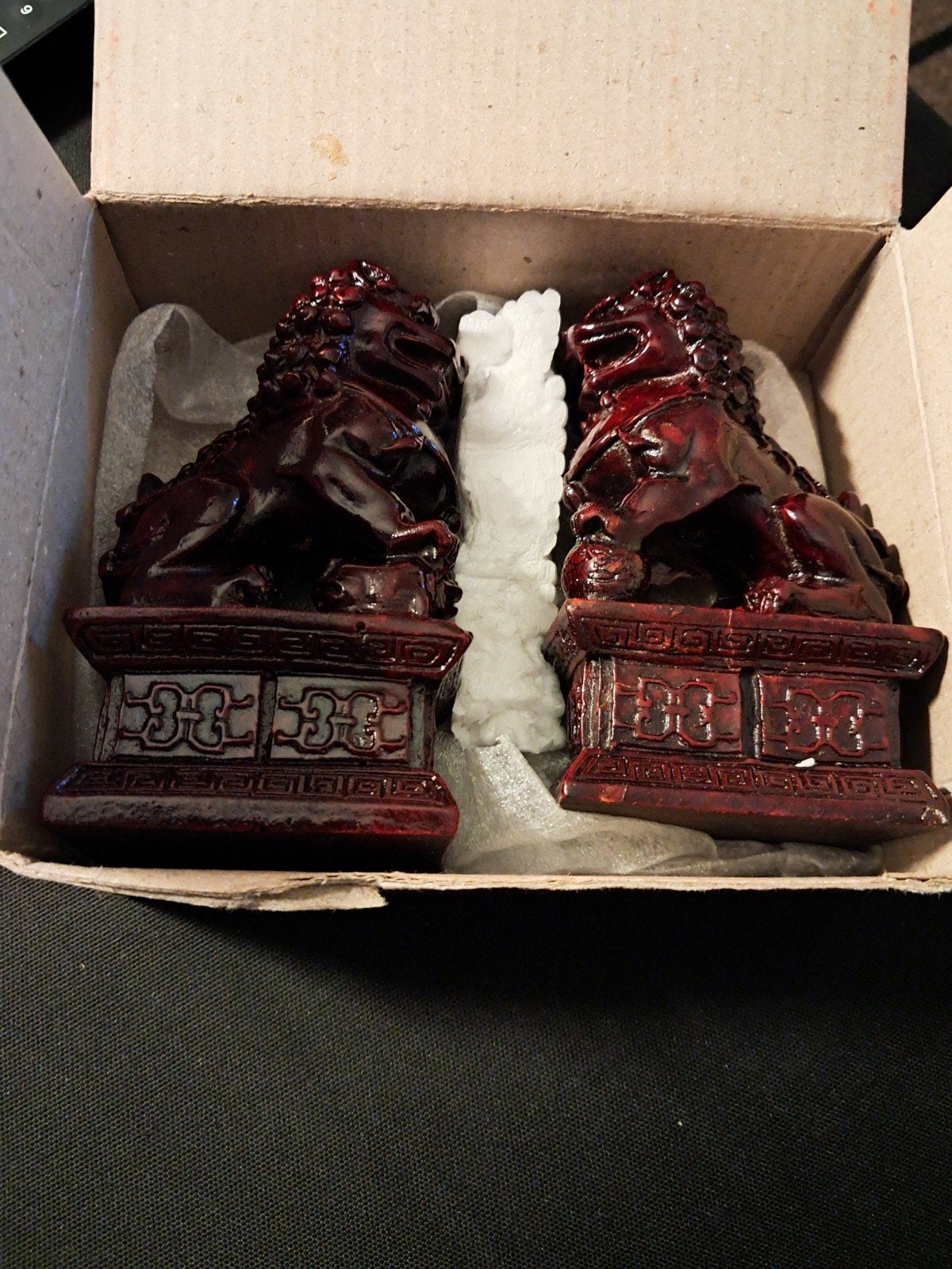 2 Chinese Fo Honden (Fu-honden) - Nieuw in doosje, Antiek en Kunst, Minder dan 20 cm, Rood, Kunststof, Ophalen of Verzenden