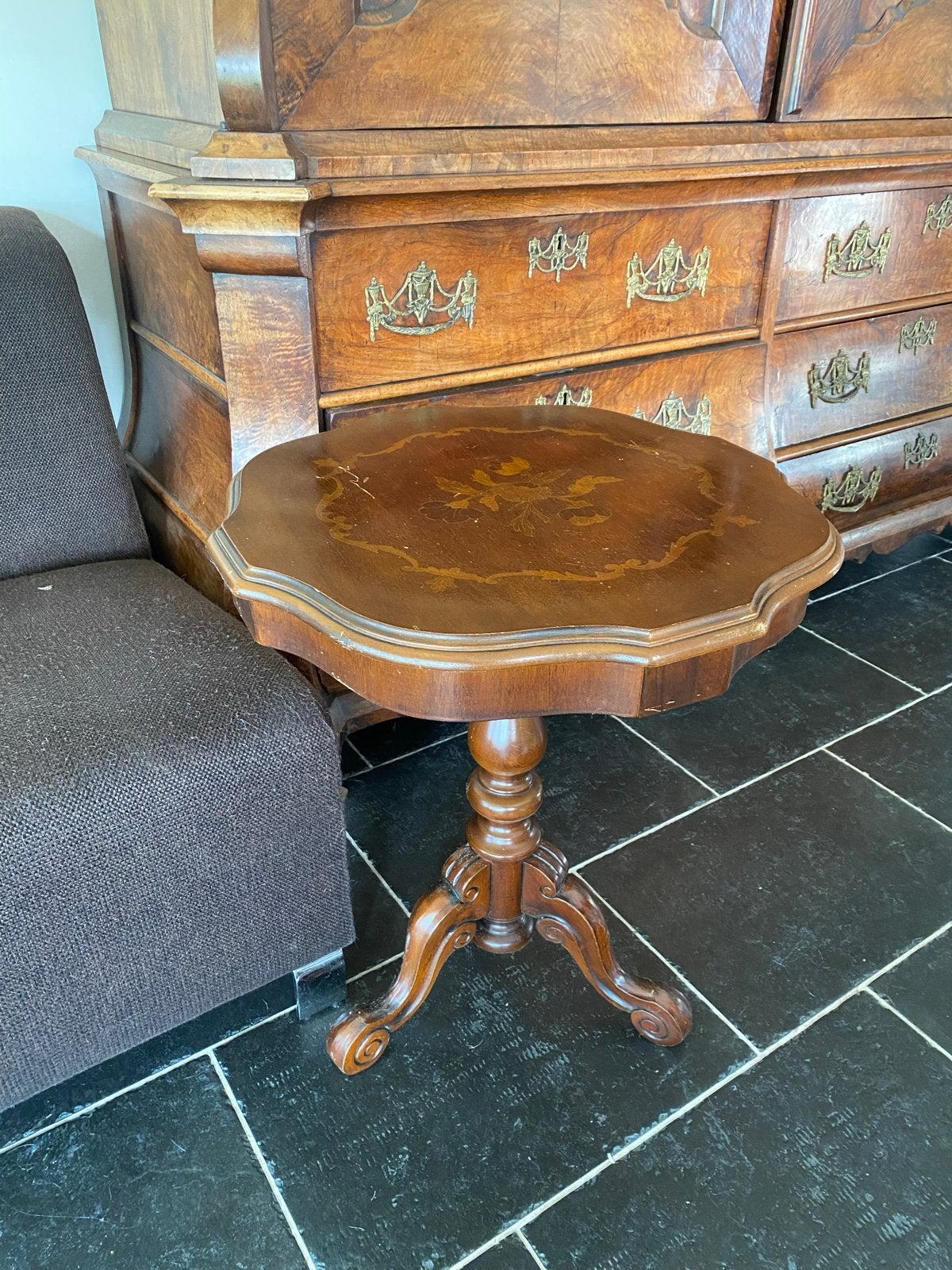 Antieke wijntafel met inlegwerk van bloemen, Ophalen