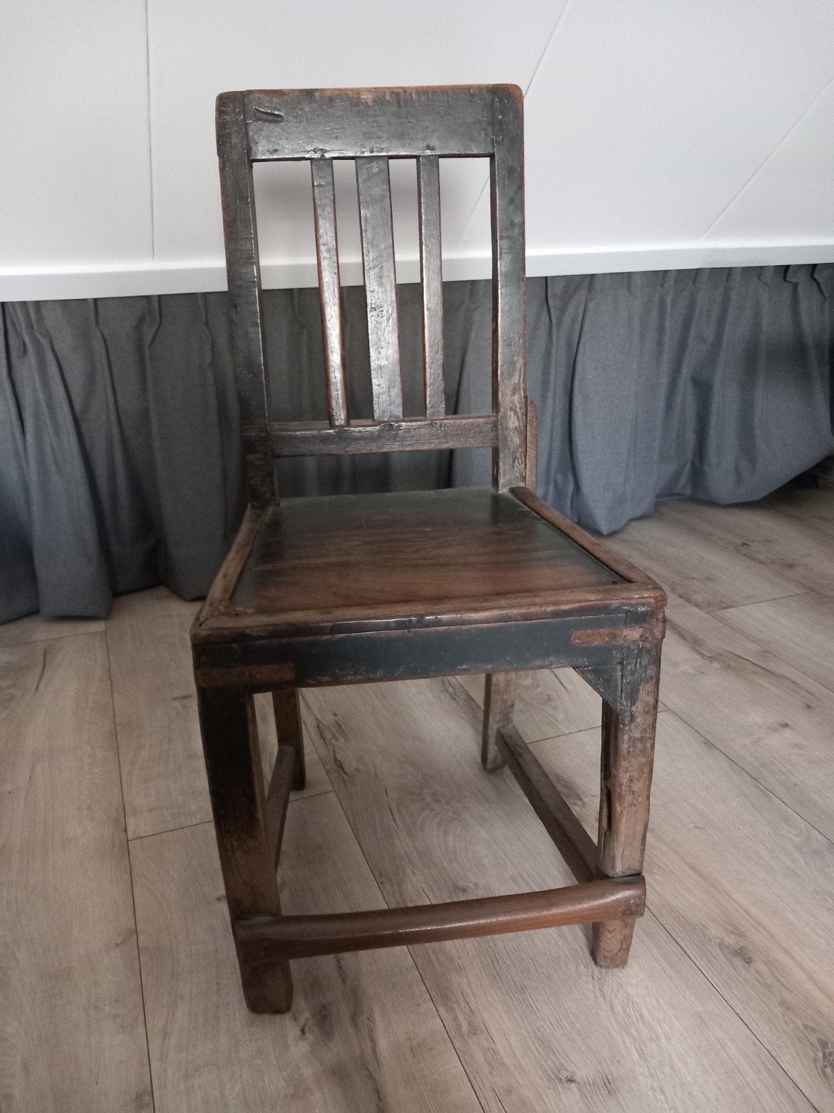Oude houten stoel, Ophalen