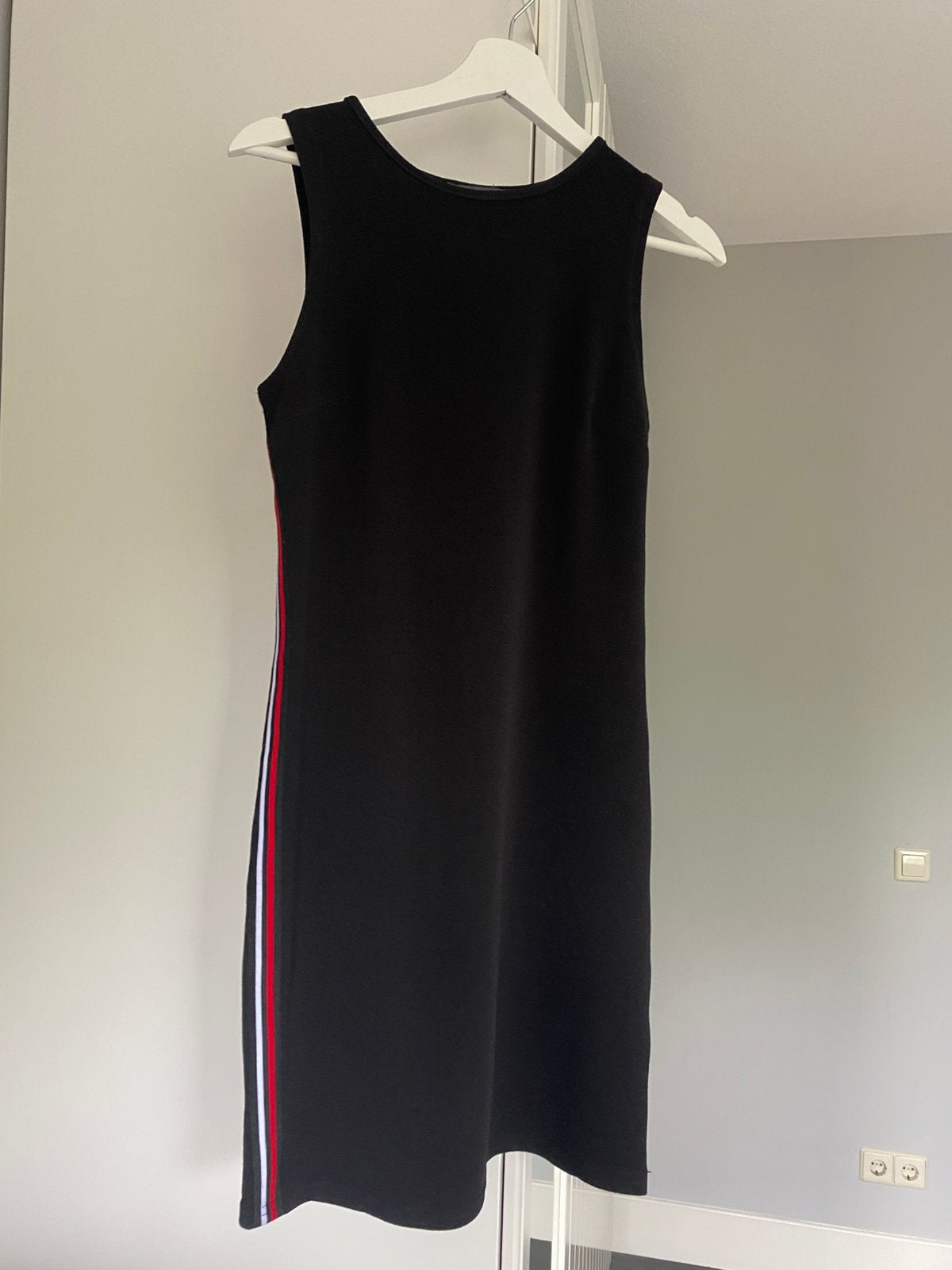 Zwarte jurk open mouw met roodwit lijntje Primark maat 40, Ophalen, Zo goed als nieuw, Maat 38/40 (M), Zwart