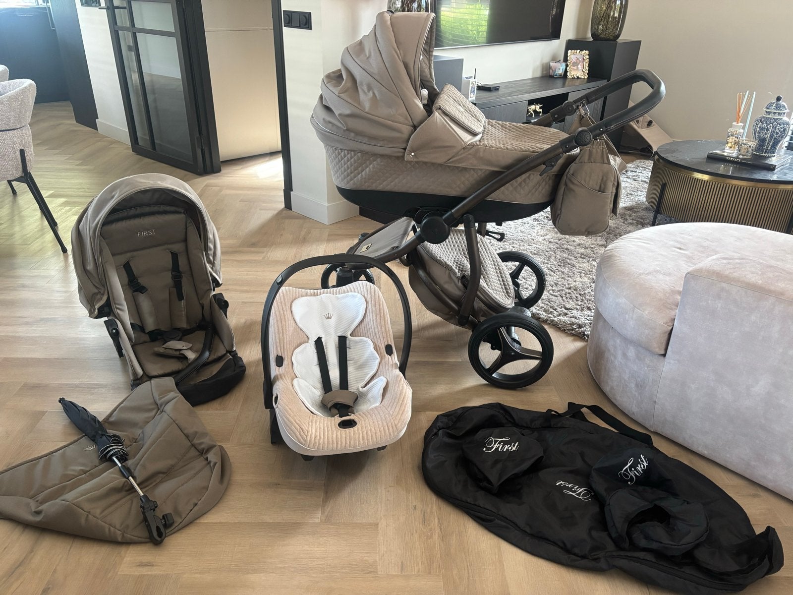 Complete First kinderwagen set - Zo goed als nieuw, Kinderen en Baby's, Kinderwagens en Combinaties, Overige merken, Ophalen of Verzenden