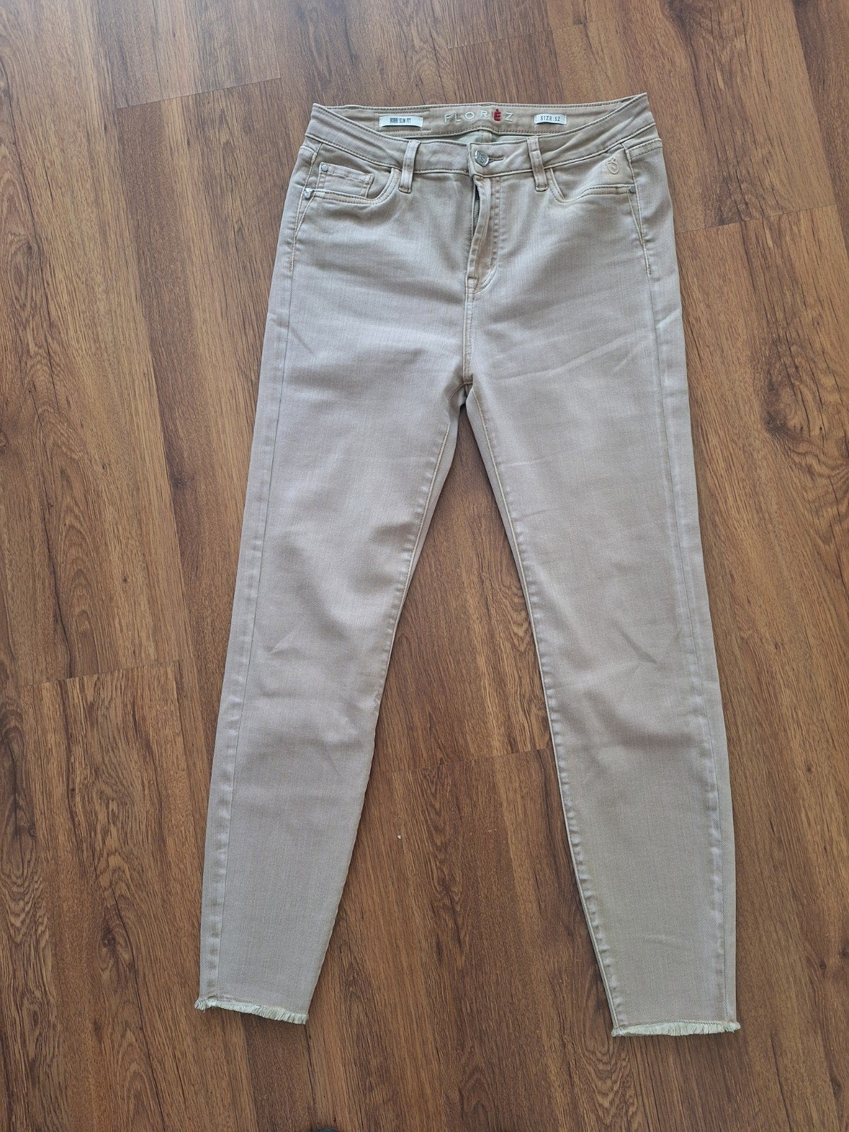 Florez Bobby Slim fit beige - mt 32, Kleding | Dames, Spijkerbroeken en Jeans, Overige kleuren, Nieuw, Ophalen of Verzenden, W30 - W32 (confectie 38/40)