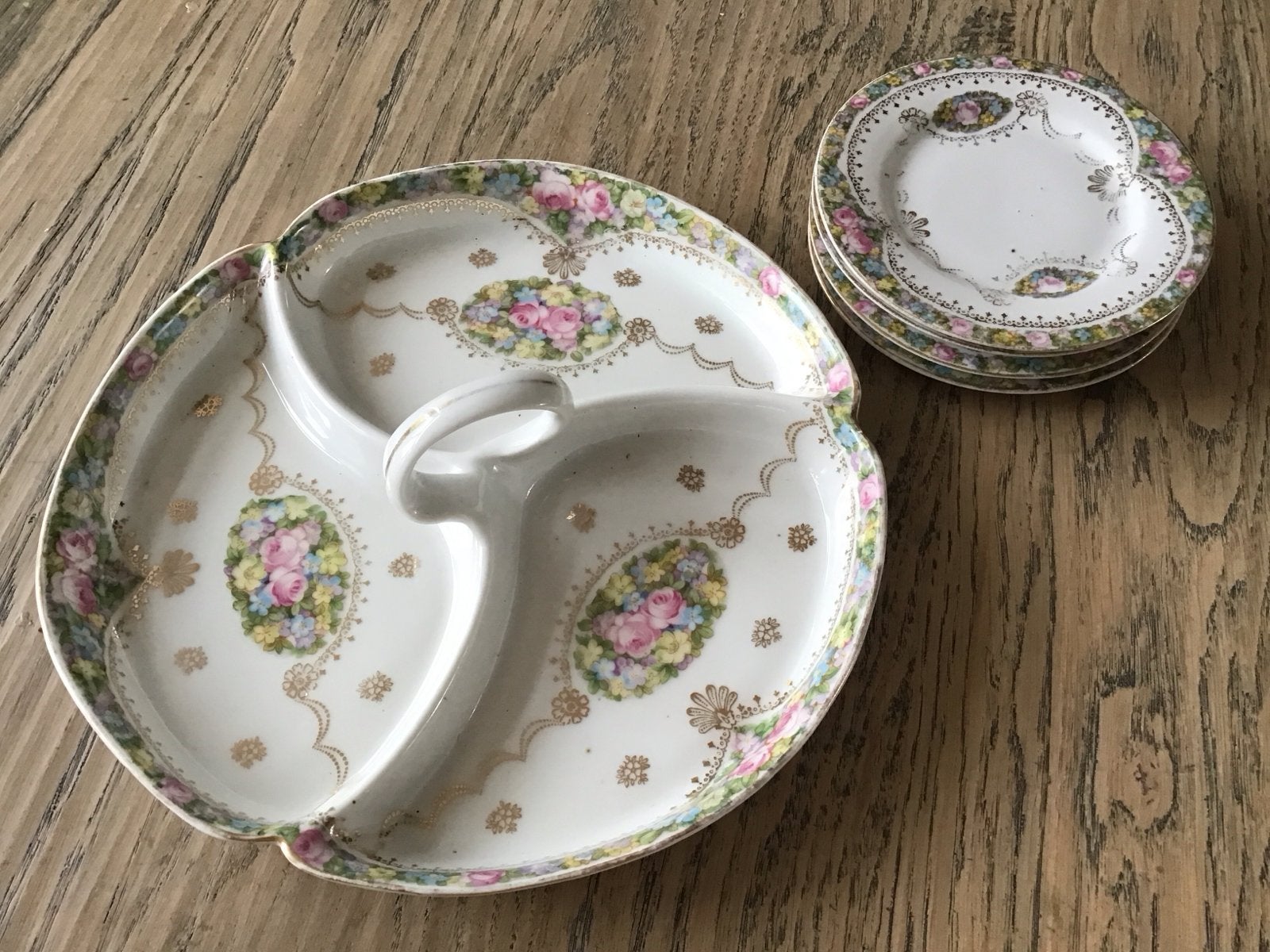 Decoratieve serveerschaal met 4 bijpassende bordjes, Antiek en Kunst, Ophalen of Verzenden