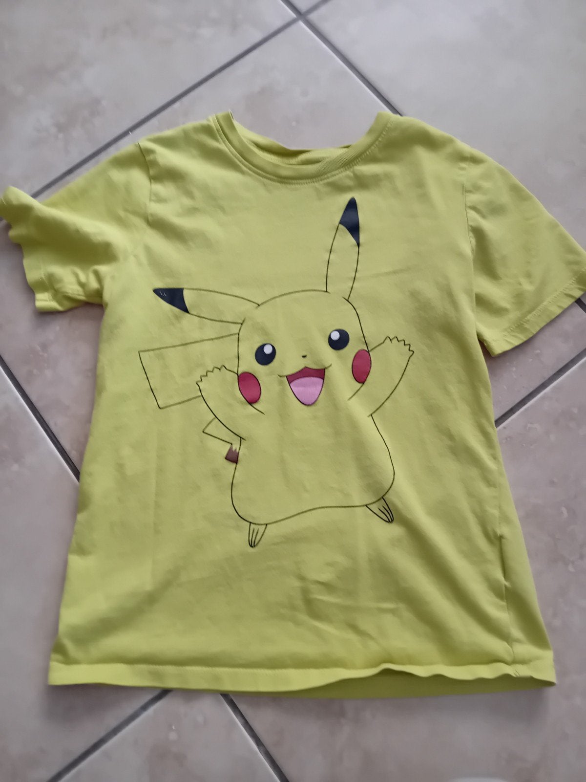 Pikachu T-shirt H&M (maat 122/128) met kleine vlekjes, Gebruikt, Jongen of Meisje, H&M, Ophalen of Verzenden