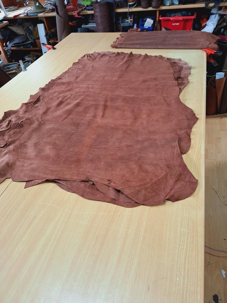 Aanbieding, pigsuede, 7,50 euro per huid, AA, Hobby en Vrije tijd, Stoffen en Lappen, Bruin, Leer of Kunstleer, Nieuw, Ophalen of Verzenden