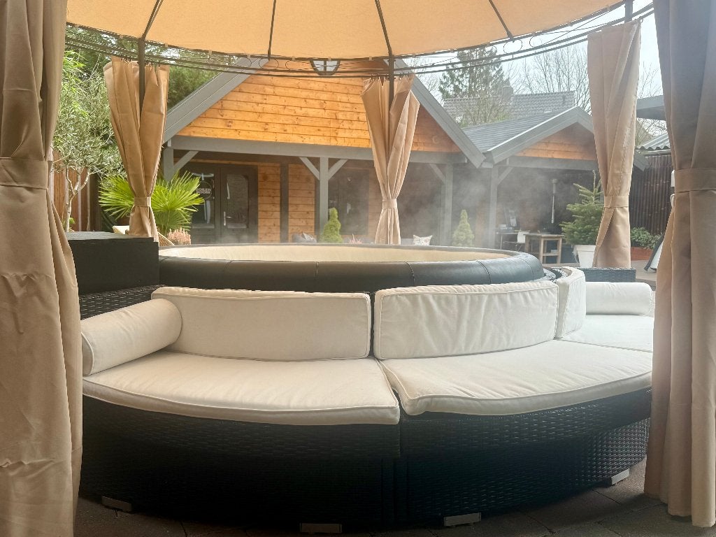 Foto 8 van Softub Resort 6 pers Jacuzzi met omkasting en leuke extra's