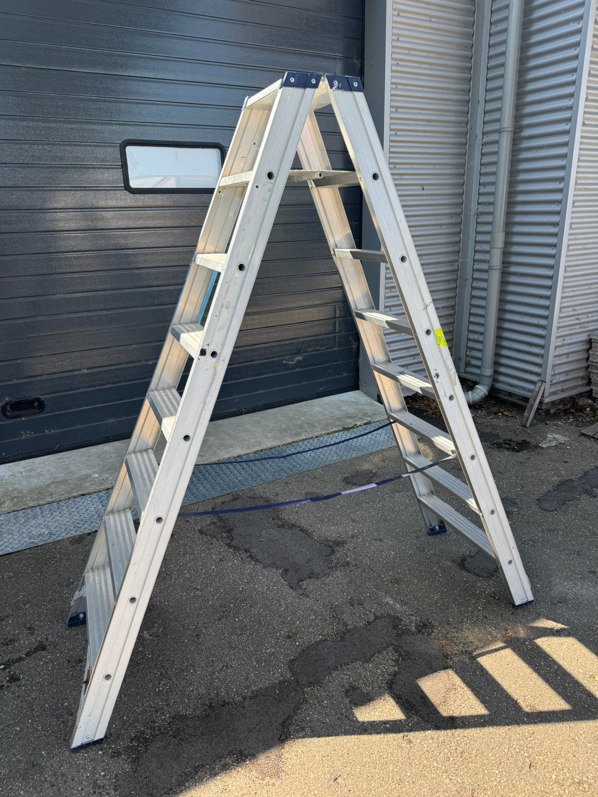 Trap 2x8 treden dubbel oploopbaar, Doe-het-zelf en Verbouw, Ladders en Trappen, Ophalen, Zo goed als nieuw, 2 tot 4 meter