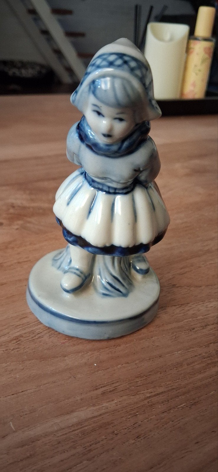Delfts Blauw beeldje van meisje - Handpainted, Ophalen of Verzenden, Gebruikt, Mens