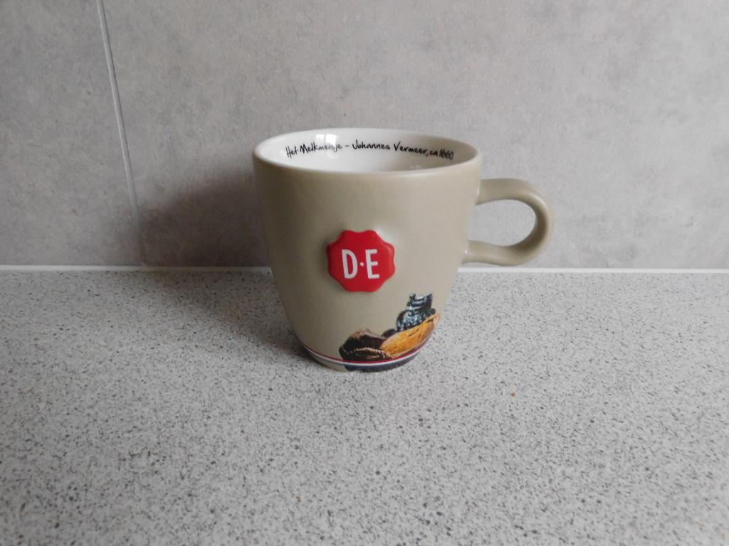 Mok 9x8 cm. het Melkmeisje Rembrandt Zegel Douwe Egberts, Huis en Inrichting, Keuken | Servies, Ophalen of Verzenden, Zo goed als nieuw