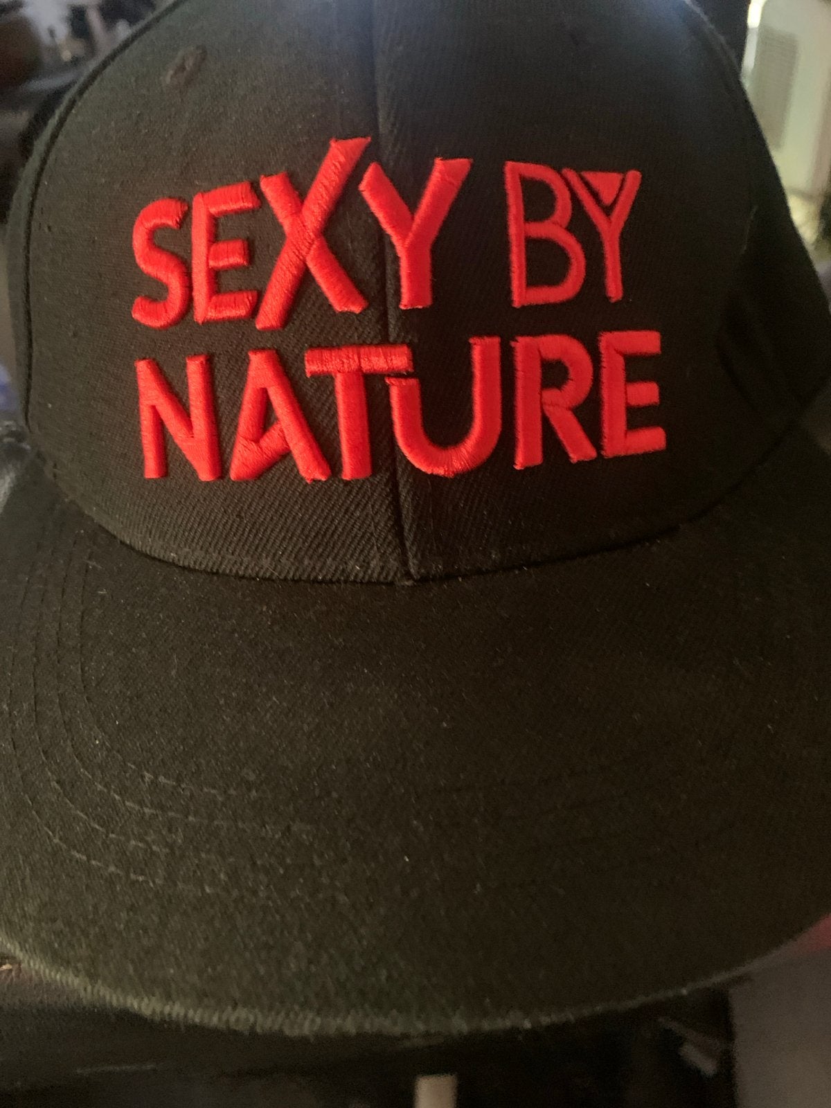 Zwarte pet met 'SEXY BY NATURE' en JBL logo, Kleding | Dames, Ophalen of Verzenden, Nieuw, One size fits all, Pet
