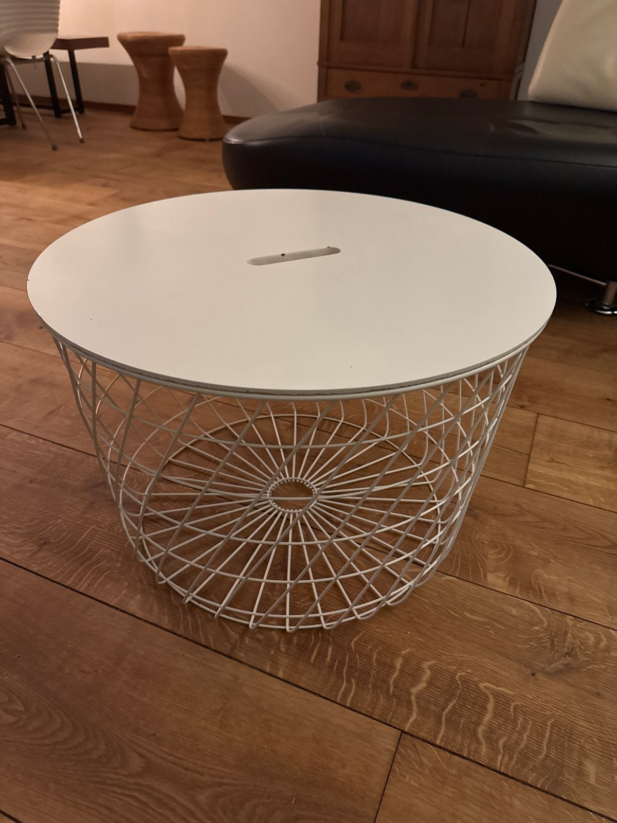 Stijlvolle IKEA bijzettafel/opbergmand met wit blad, Huis en Inrichting, Ophalen, Minder dan 45 cm, Minder dan 55 cm, Metaal of Aluminium