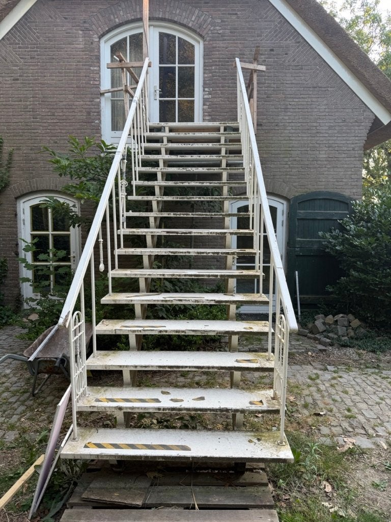 Zeer solide stalen trap met leuning - 320 cm hoog, Doe-het-zelf en Verbouw, Ladders en Trappen, Ophalen, Gebruikt, Trap, 2 tot 4 meter