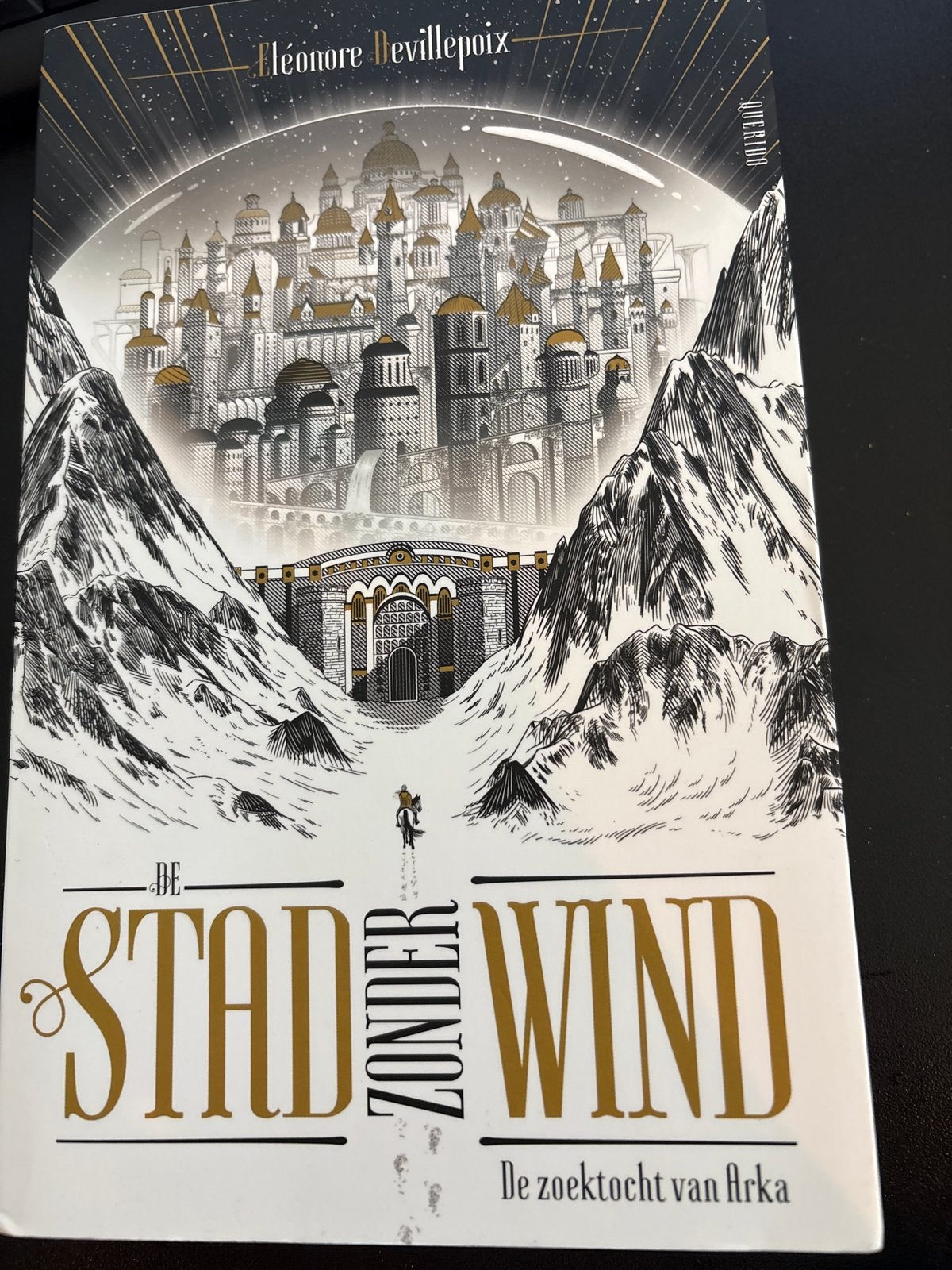 De Stad Zonder Wind - De Zoektocht van Arka (deel 1), Ophalen of Verzenden, Zo goed als nieuw