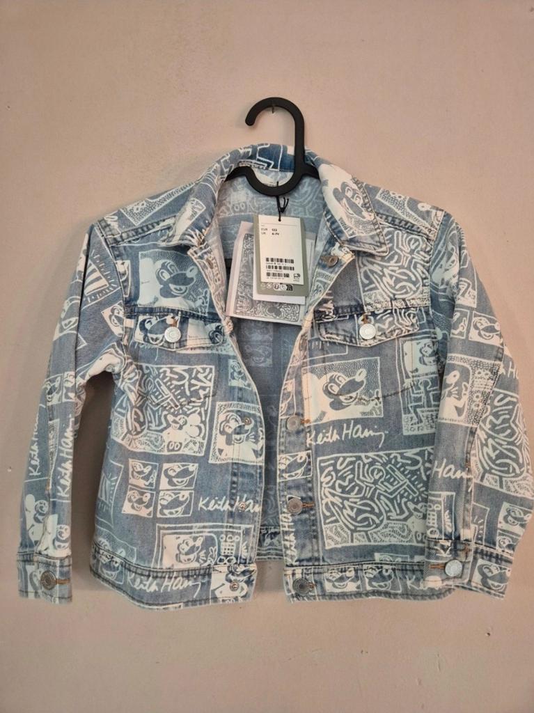 H&M x Keith Haring x Mickey spijkerjas maat 122, Ophalen of Verzenden, Nieuw, Blauw