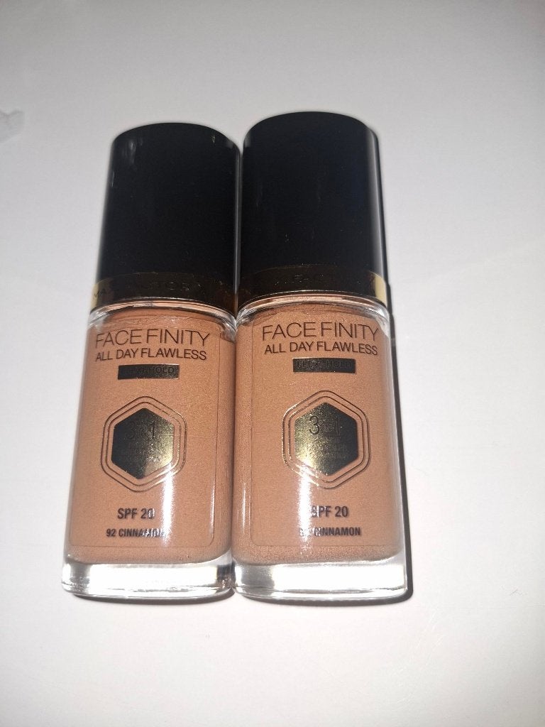 2 nieuwe Max Factor Facefinity Foundation (advr 283), Overige kleuren, Gehele gezicht, Nieuw, Ophalen of Verzenden