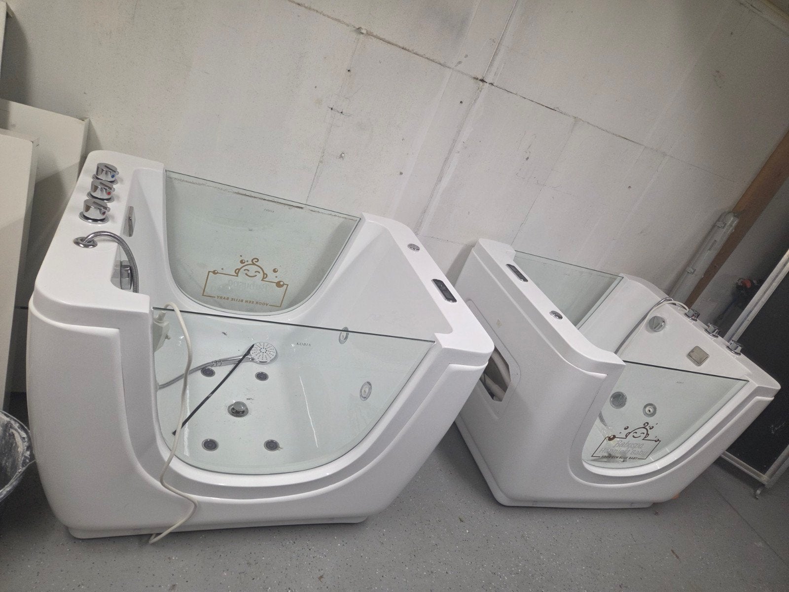 Twee luxe babyspa badjes met bubbels en verlichting, Kinderen en Baby's, Badjes en Verzorging, Gebruikt, Badje, Standaard, Ophalen