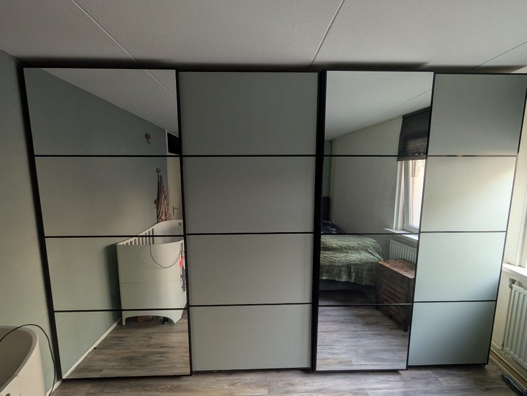 Foto 2 van Spacious, modern PAX wardrobe / Grote moderne PAX kast