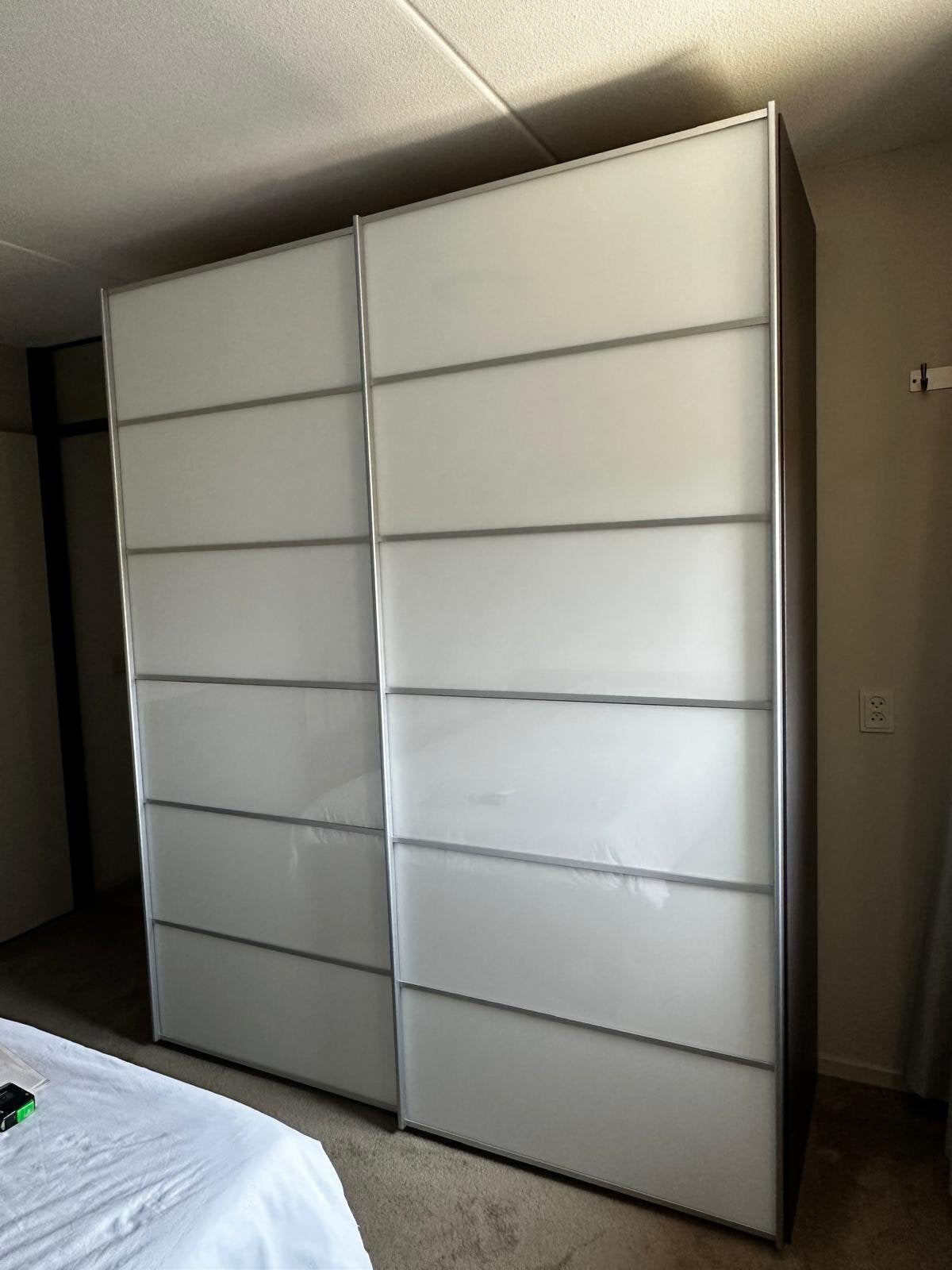 Kledingkast met 2 wit glazen schuifdeuren, Ophalen, Modern, strakke uitvoering, 200 cm of meer, Zo goed als nieuw