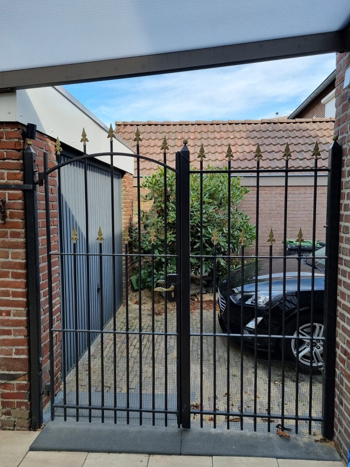 Zwart ijzeren poort met gouden details, Tuin en Terras, Tuinhekken en Hekwerk, Ophalen, Met poort, Gebruikt, Sierhekwerk