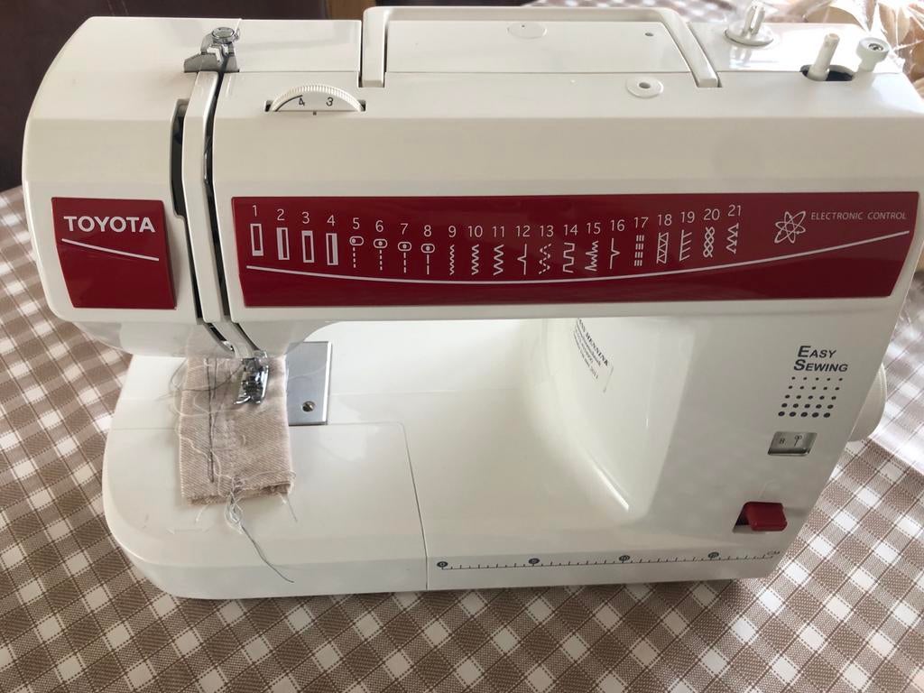 Toyota naaimachine, Ophalen of Verzenden, Zo goed als nieuw, Naaimachine, Overige merken