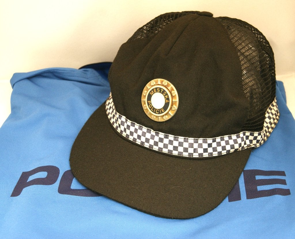Tsjechische set, shirt en politiepet / policie Praag, Ophalen of Verzenden, Marechaussee, Overige gebieden, Helm of Baret