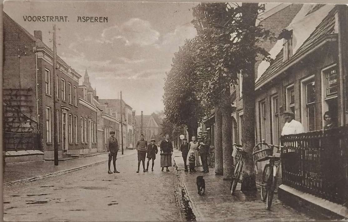 Voorstraat Asperen (Gelderland) - Gelopen 1928, Verzamelen, Ansichtkaarten | Nederland, Ophalen of Verzenden, 1920 tot 1940, Gelopen