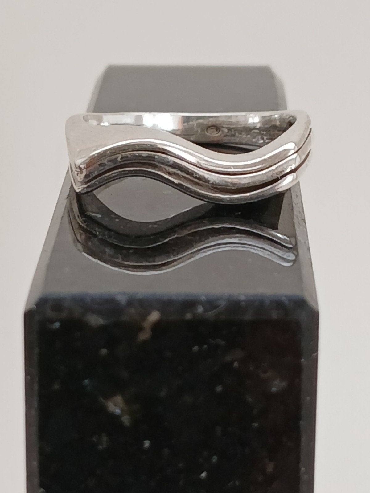 Zilveren ring met uniek golvend design - Maat 17.6, Ophalen of Verzenden
