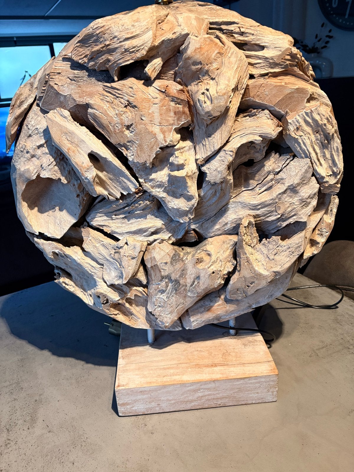 Unieke houten lampenvoet van teakhout- drijfhout design, Huis en Inrichting, Lampen | Tafellampen, Ophalen, Zo goed als nieuw