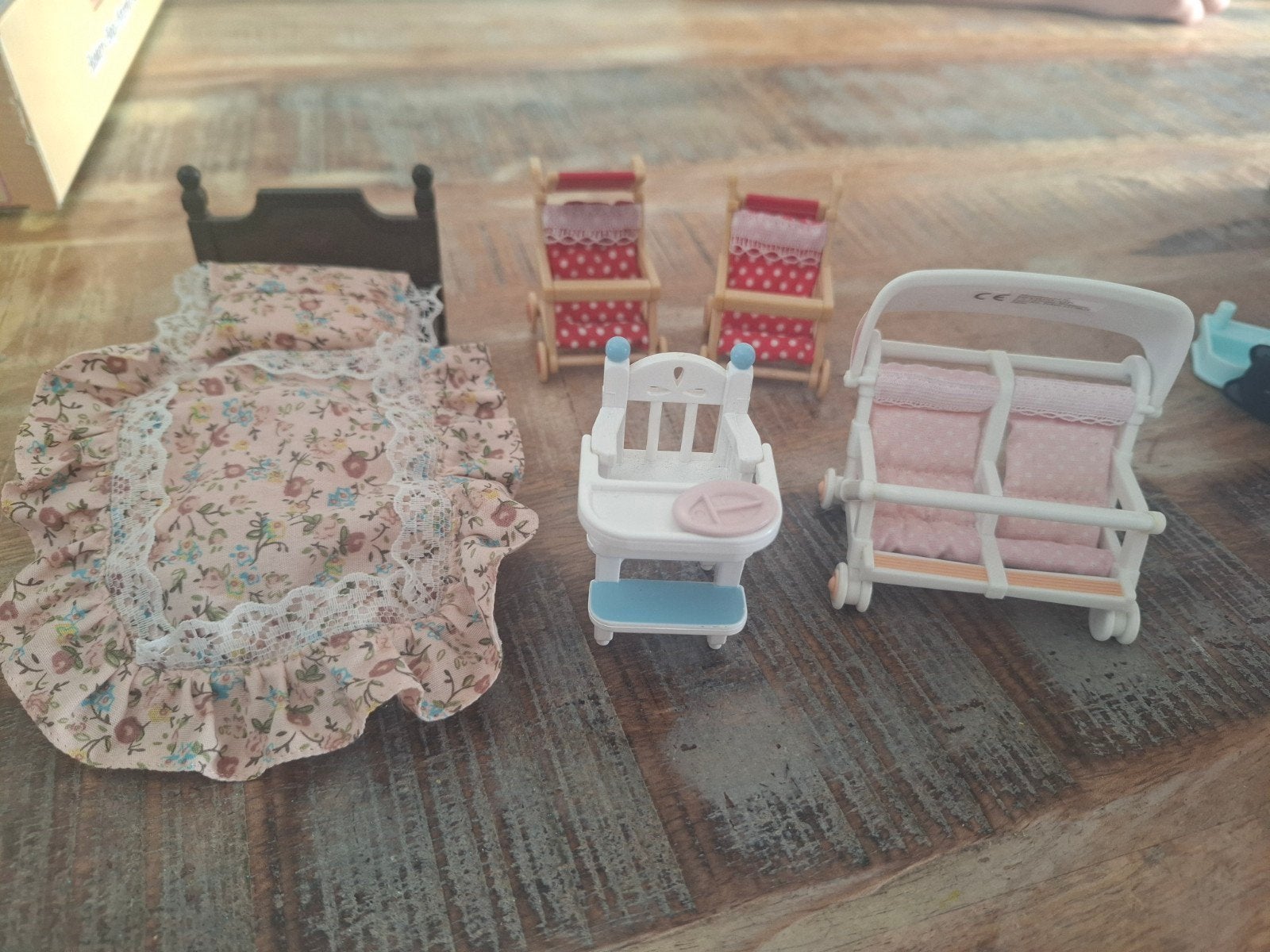 Sylvanian Families meubels: bed, kinderstoel, kinderwagens, Kinderen en Baby's, Speelgoed | Overig, Ophalen of Verzenden, Gebruikt