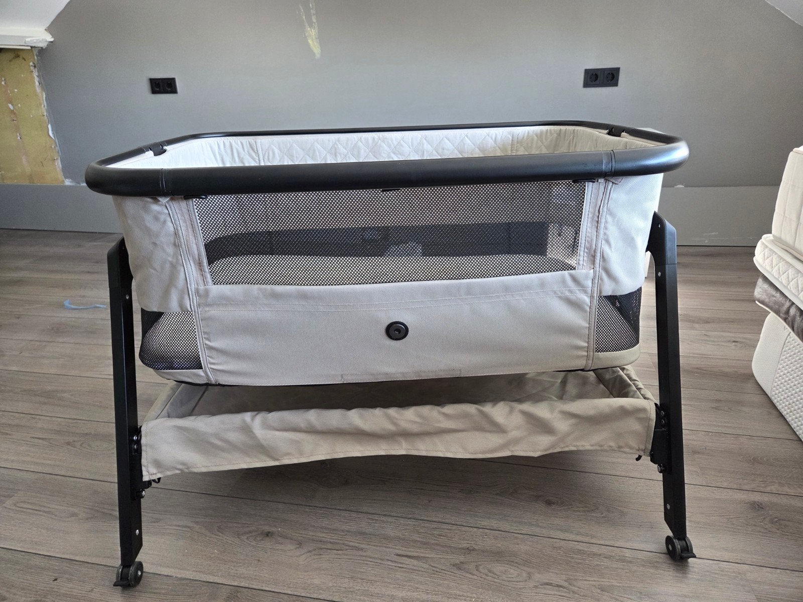 qute co-sleeper taupe. incl reistas& klamboo (reflux stand), Ophalen, Gebruikt, Reisbedje