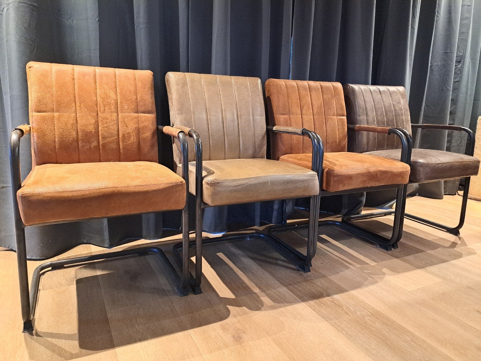4 Industriële eetkamerstoel met armleuningen - Cognac/Bruin, Huis en Inrichting, Gebruikt, Bruin, Industrieel, Modern, Ophalen of Verzenden