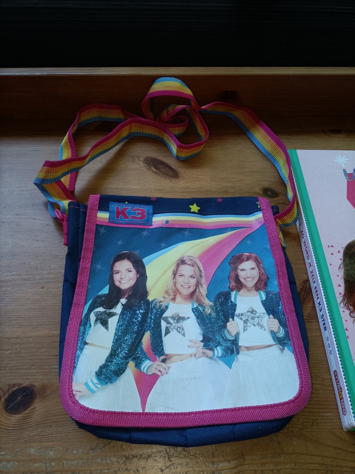 K3 schoudertas + zaklamp + Boek Iedereen K3! met Klaasje, Ophalen of Verzenden, Zo goed als nieuw