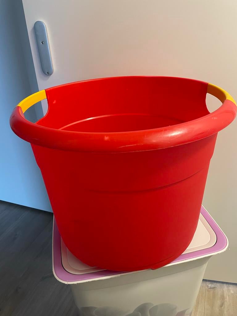 Rode wasmand met gele handvatten, Ophalen, Gebruikt