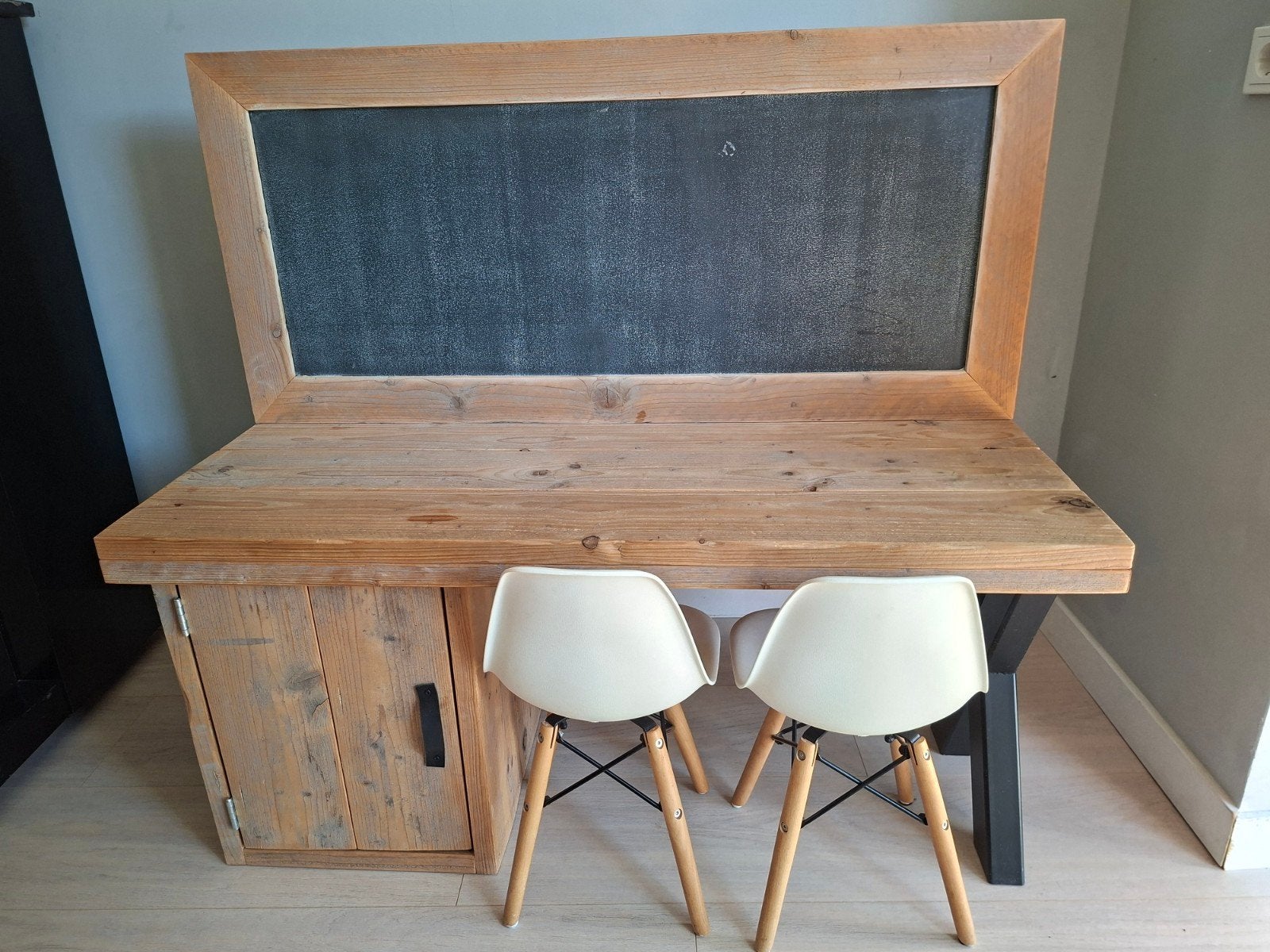 Stevig houten kinderbureau met krijtbord en opbergruimte, Huis en Inrichting, Ophalen, Opbergruimte, Gebruikt, 120 cm