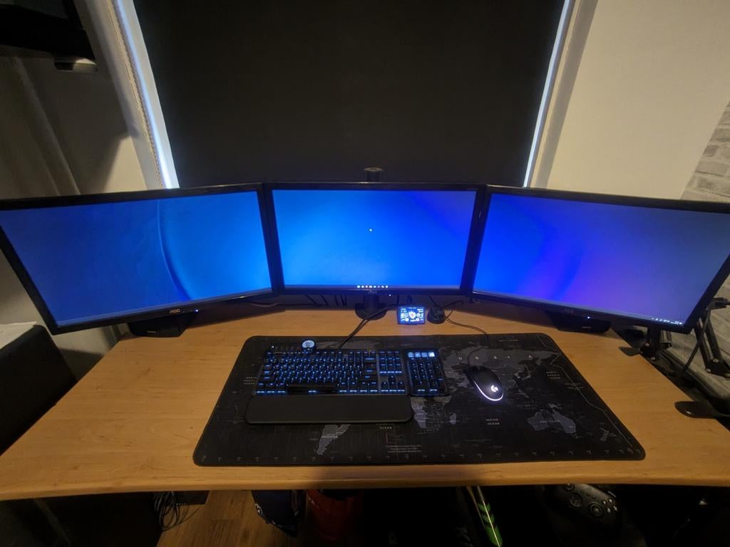 Drie monitoren op beugel., Computers en Software, Monitoren, Ophalen, Gebruikt, Overige typen, 60 Hz of minder