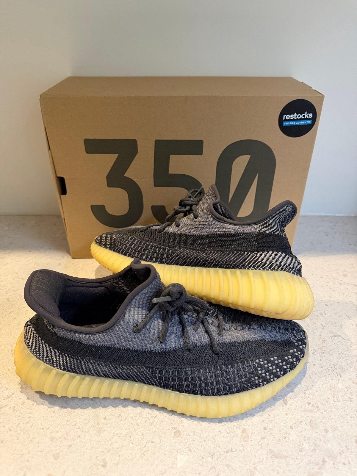Adidas Yeezy Boost 350 V2 "Carbon" - Maat 46, Kleding | Heren, Verzenden, Zo goed als nieuw, Zwart, Sneakers of Gympen