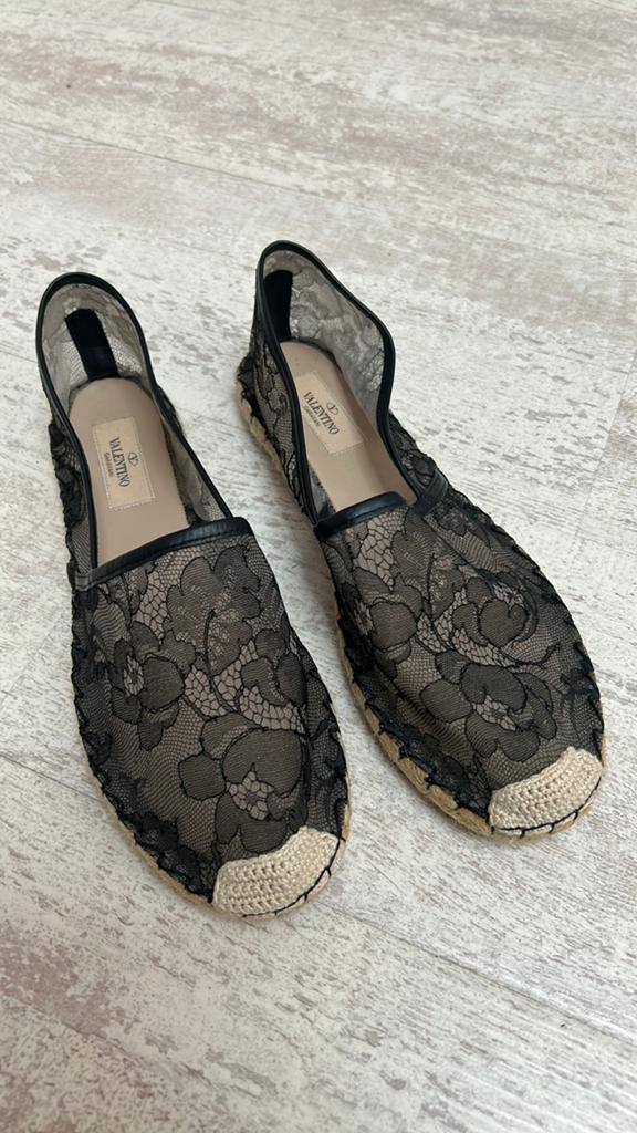 Mooie instappers dure merk Valentino Garavani Maat 39, Kleding | Dames, Schoenen, Ophalen of Verzenden, Zo goed als nieuw, Zwart