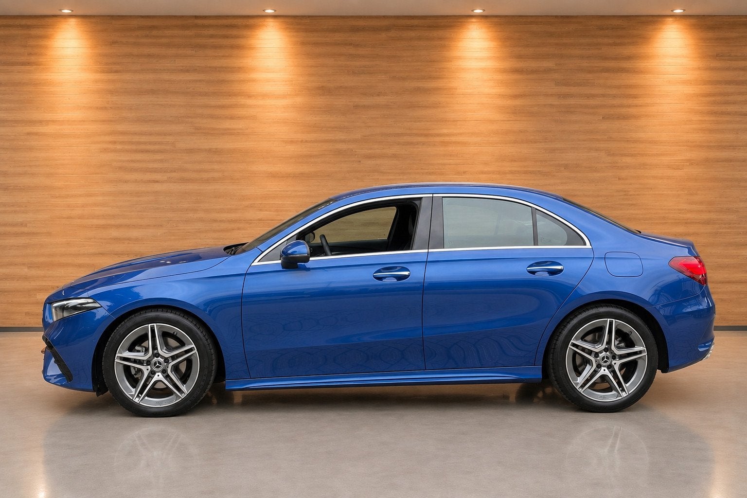 Mercedes A-klasse 200 AMG Line ADAPTIVE CRUISEC., Automatische klimaatregeling, Gebruikt, Met garantie (alle), Blauw