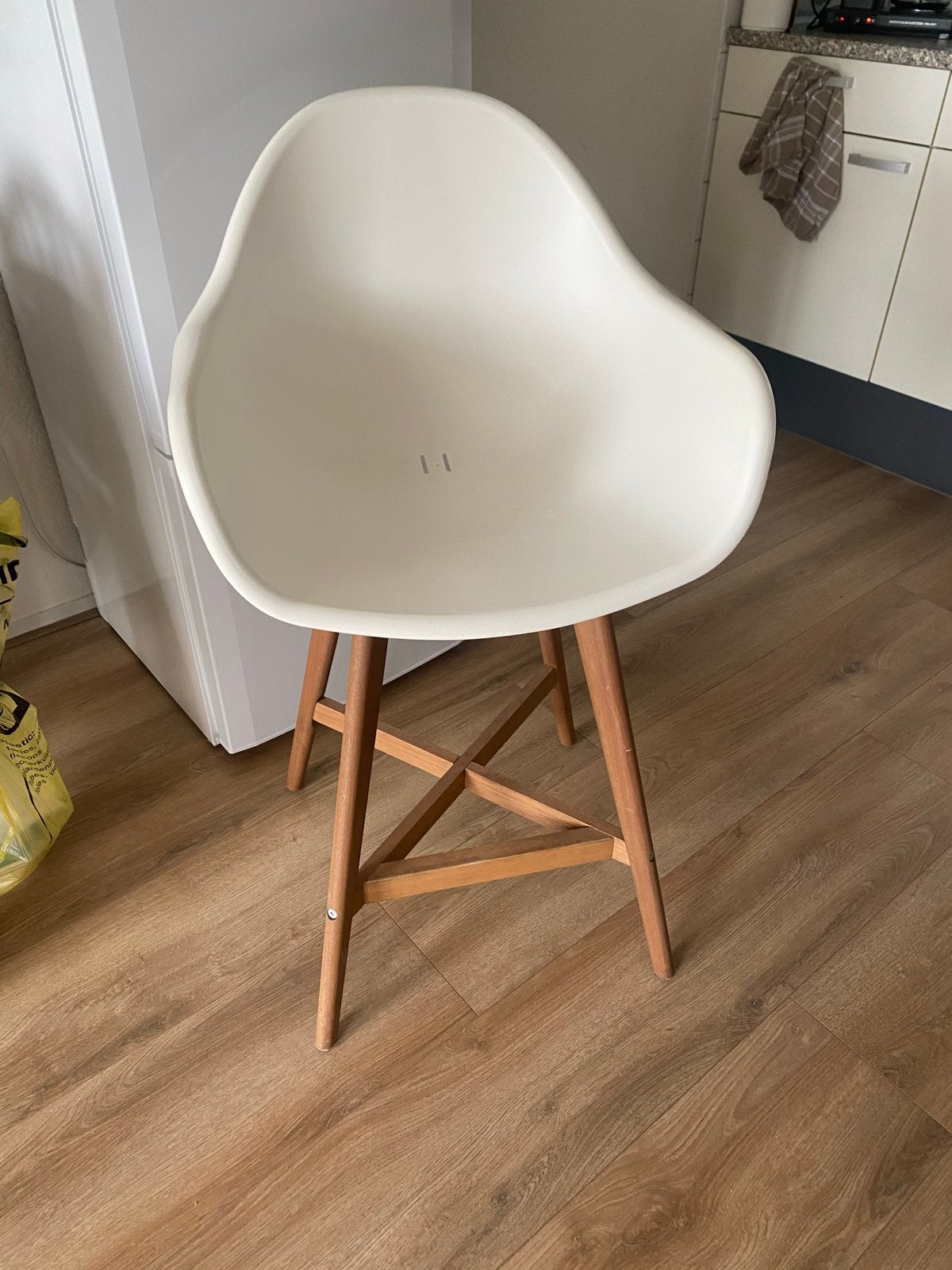 IKEA Hoge Stoel Kunststof Wit met Houten Poten, Ophalen, Kunststof, Gebruikt, Wit