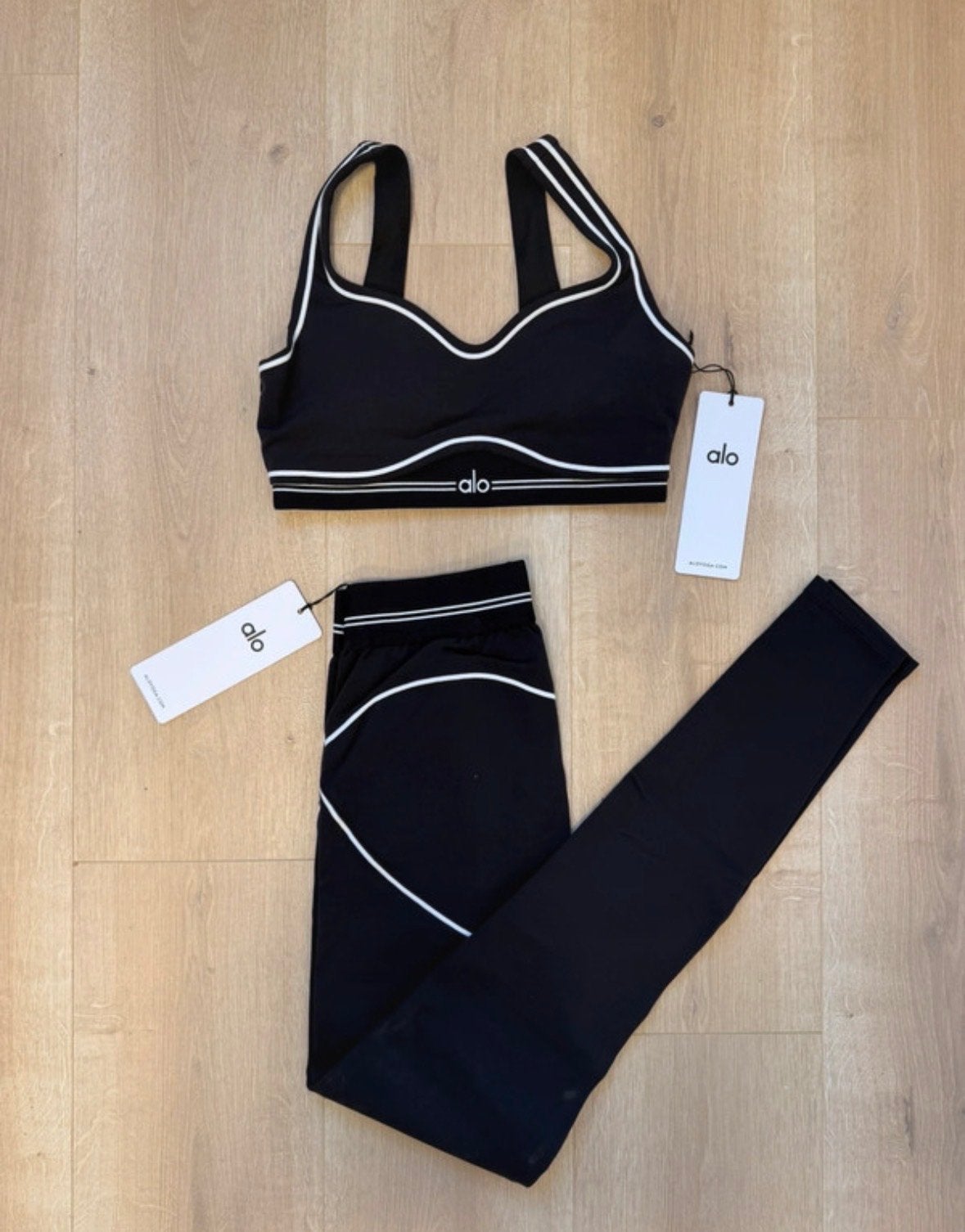 Alo Yoga sportset: Bra & Legging - Zwart met wit, Maat 38/40 (M), Zwart, Nieuw, Ophalen of Verzenden