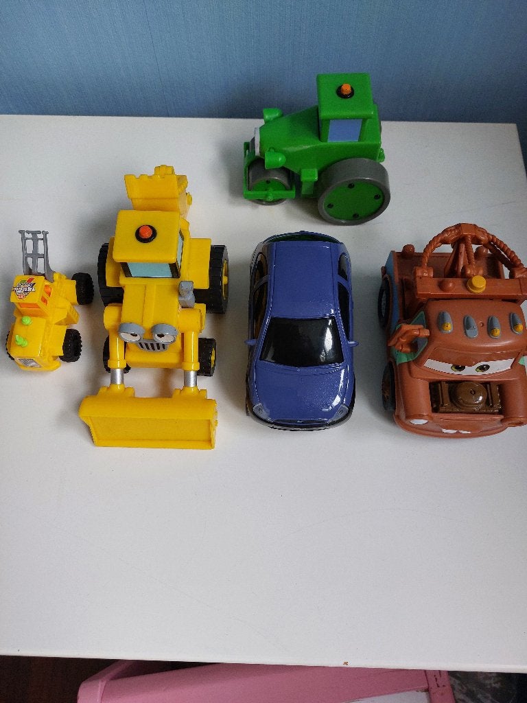 5 plastic auto's , in 2 auto's kunnen batterijen,, Ophalen of Verzenden, Gebruikt